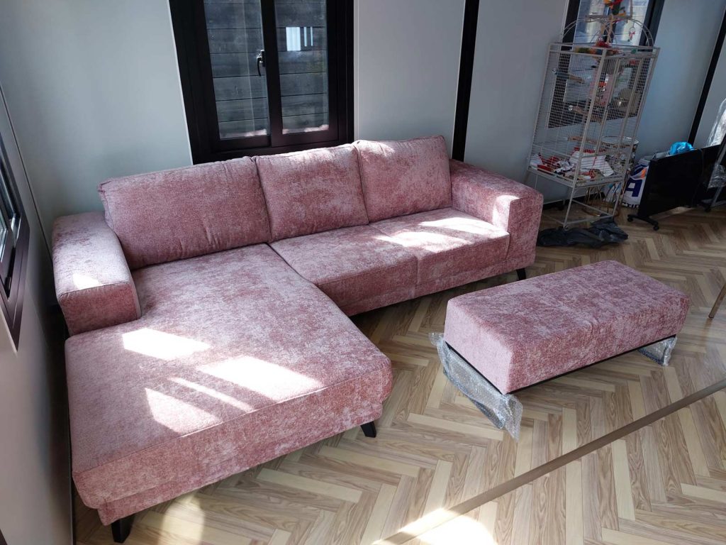 Kleine compacte hoekbank kopen Friesland - Bouclé Teddystof bankstel - Rosy Pink - klant foto