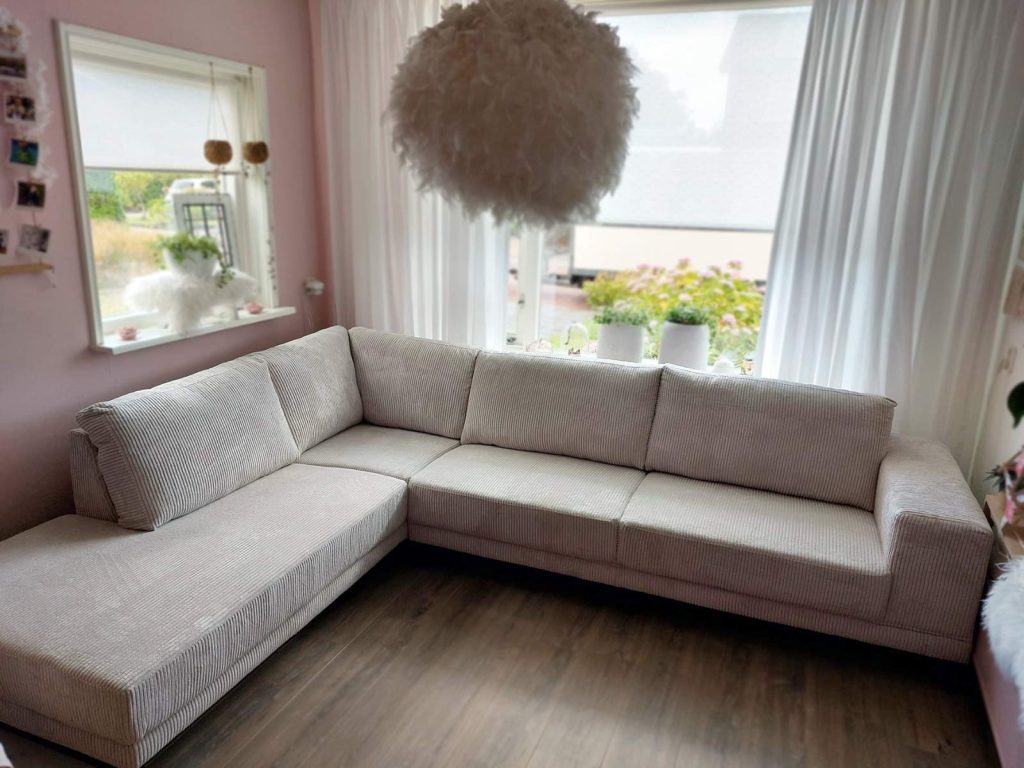 Ruime goedkope hoekbank kopen Sneek - grijze bank van ribstof - Pastel Grey - klant foto
