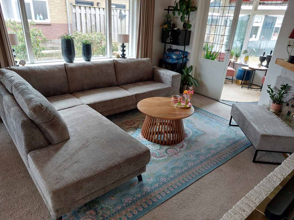 Ruime hoekbank kopen Beetsterzwaag - grote Bouclé Teddystof bankstel - Shadow Beige - klant foto