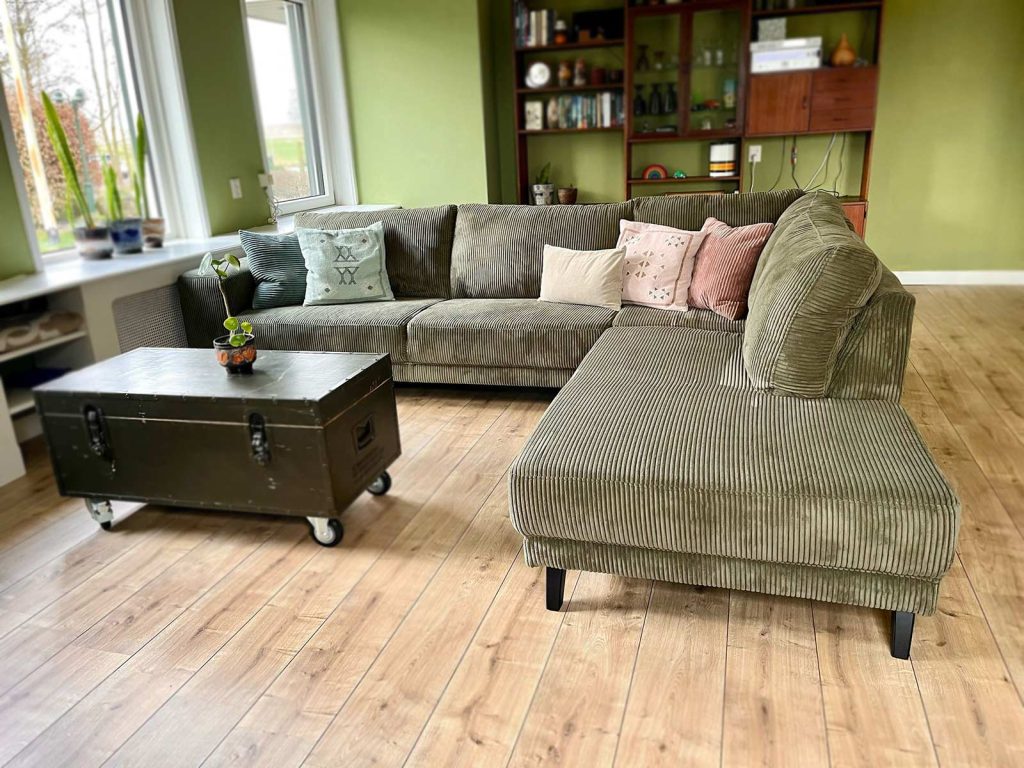 Ruime hoekbank kopen Groningen - grote groene bankstel van ribstof - Army Green - klant foto