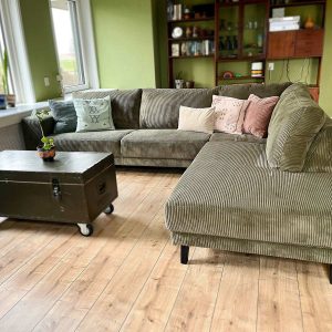 Ruime hoekbank kopen Groningen - grote groene bankstel van ribstof - Army Green - klant foto