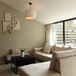 Zandkleurige hoekbank Velvet fluwelen stof - grote hoek bank Soft Sand - klant foto