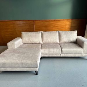 Lichte fluwelen hoekbank zandkleur Velours Velvet Soft Sand links