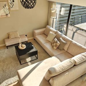 Zandkleurige hoekbank Velvet fluwelen stof - grote hoek bank Soft Sand Drenthe - foto klant - Hoekbank inspiratie opdoen - Wooninspiratie