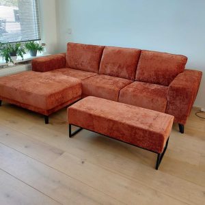 Kleine rode hoekbank met velvet stof - Flame Red fluweel bouclé stof - klant foto