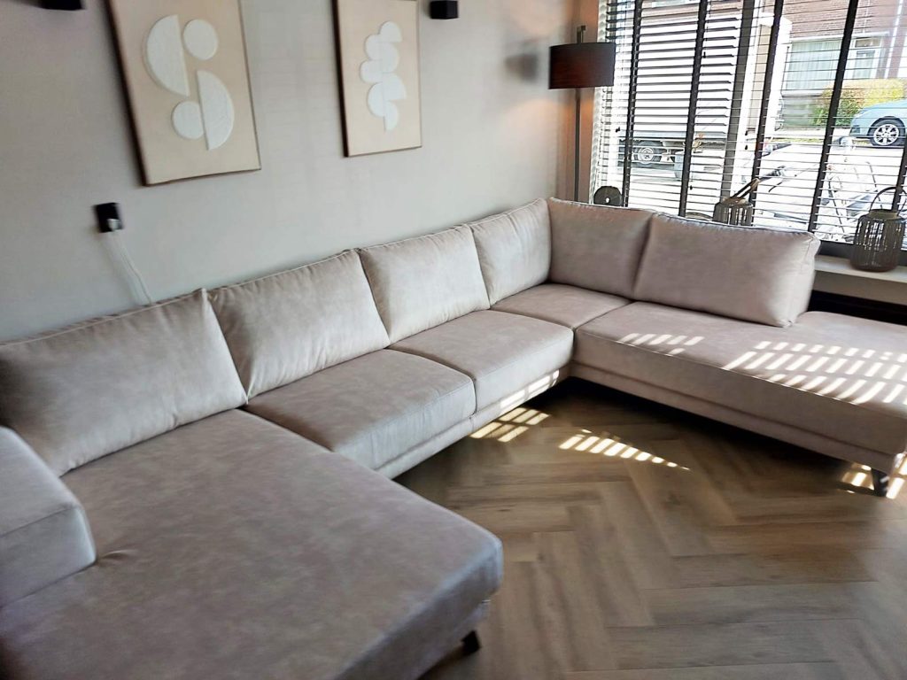 U-bank Velvet fluweel stof zandkleur - Interieur inspiratie woonkamer - Soft Sand - klant foto