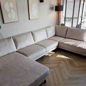 U-bank Velvet fluweel stof zandkleur - Interieur inspiratie woonkamer - Soft Sand - klant foto