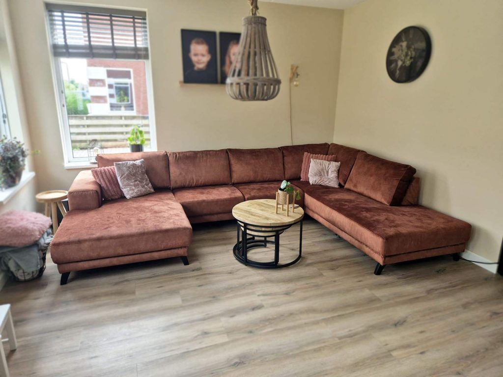 U bank fluwelen stof - Interieur inspiratie woonkamer - Russet Velvet - klant foto
