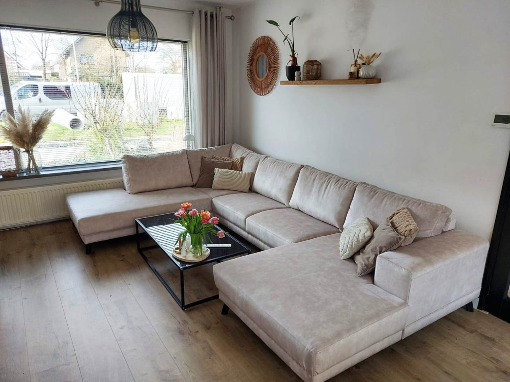 Zandkleur U bank fluweel stof - Interieur inspiratie woonkamer - Soft Sand Velvet - klant foto