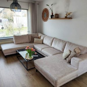 Zandkleur U bank fluweel stof - Interieur inspiratie woonkamer - Soft Sand Velvet - klant foto